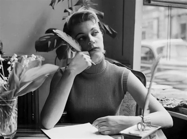 Девушка пишет