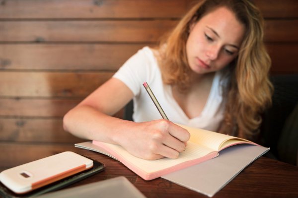 Девушка пишет