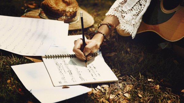 Девушка пишет