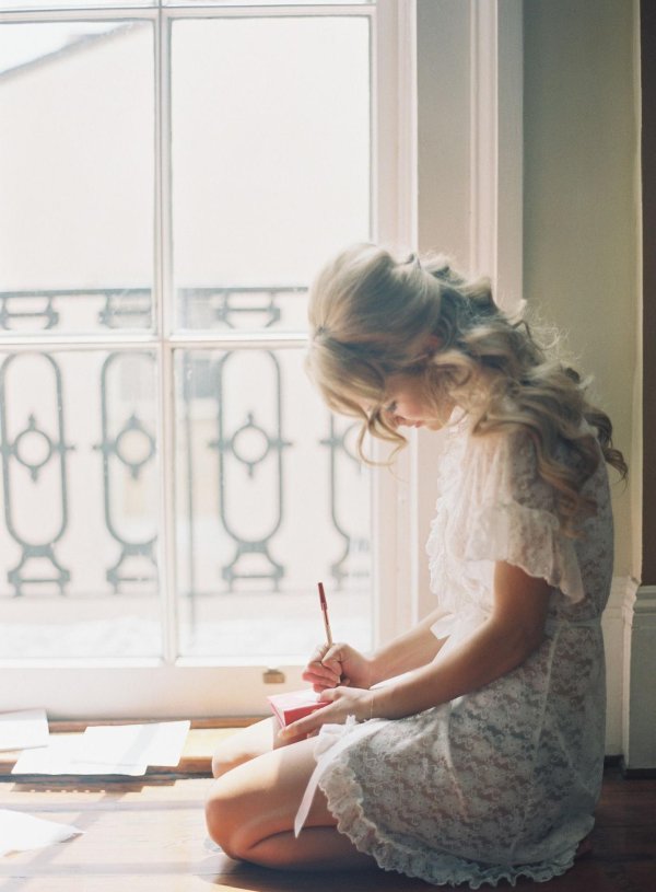 Девушка пишет