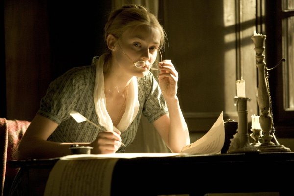 Девушка пишет