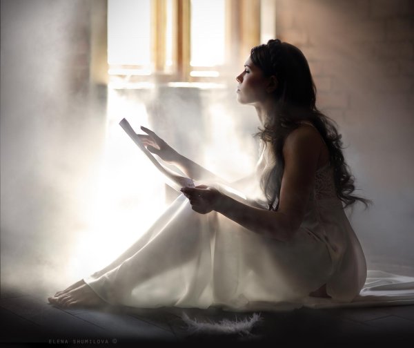 Девушка пишет