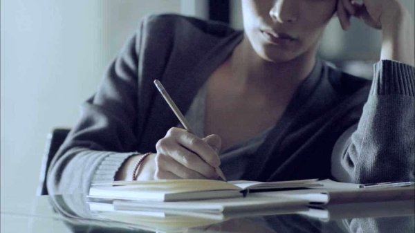 Девушка пишет