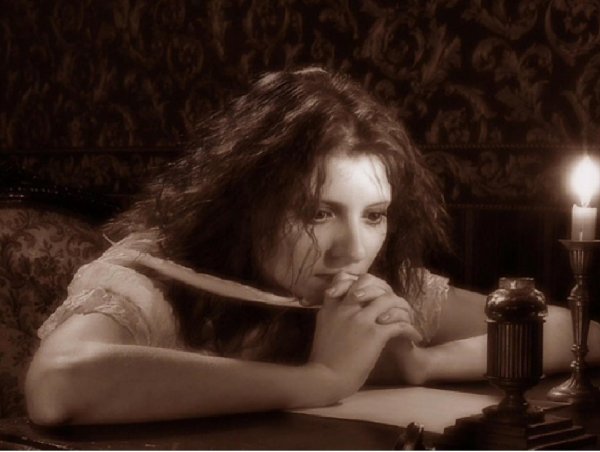 Девушка пишет