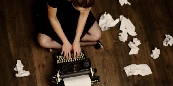 Девушка пишет