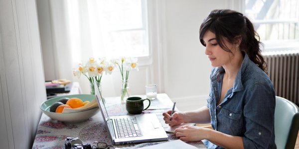 Девушка пишет