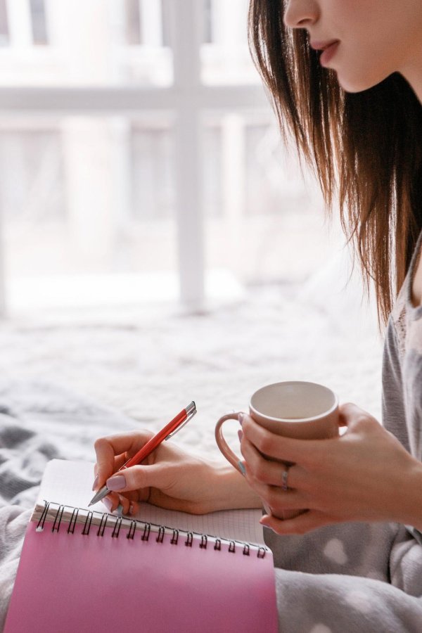 Девушка пишет