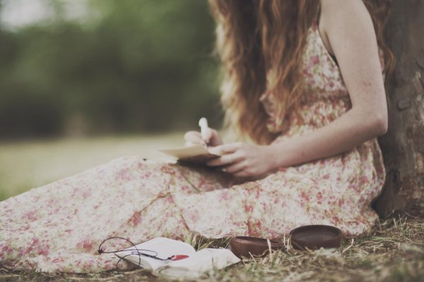 Девушка пишет