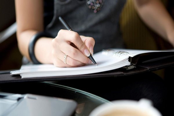 Девушка пишет