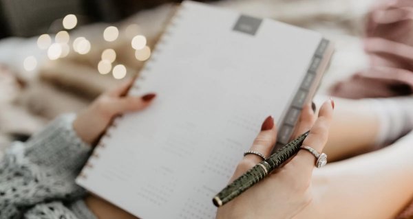 Девушка пишет