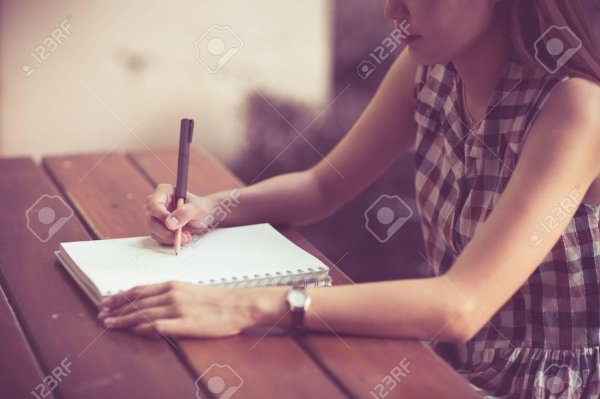 Девушка пишет