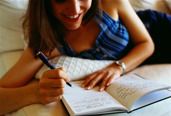 Девушка пишет