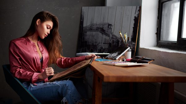 Девушка пишет