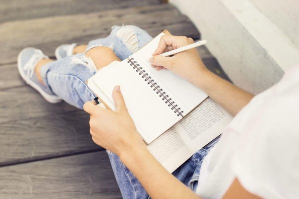 Девушка пишет