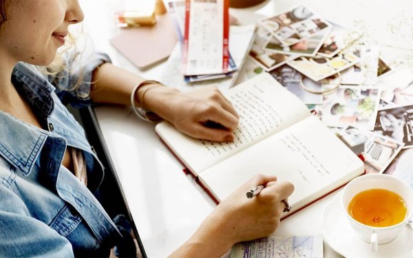 Девушка пишет