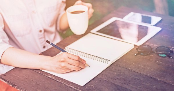 Девушка пишет