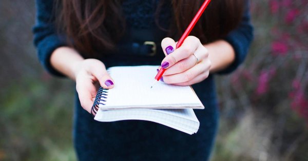 Девушка пишет