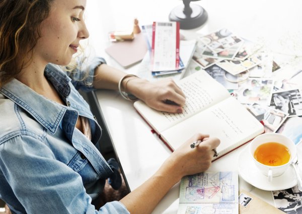 Девушка пишет