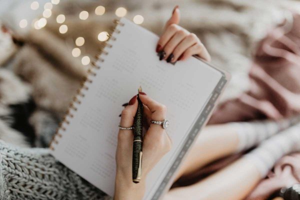 Девушка пишет