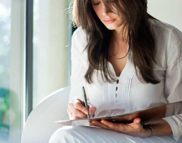 Девушка пишет