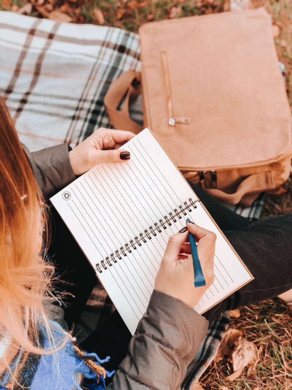 Девушка пишет