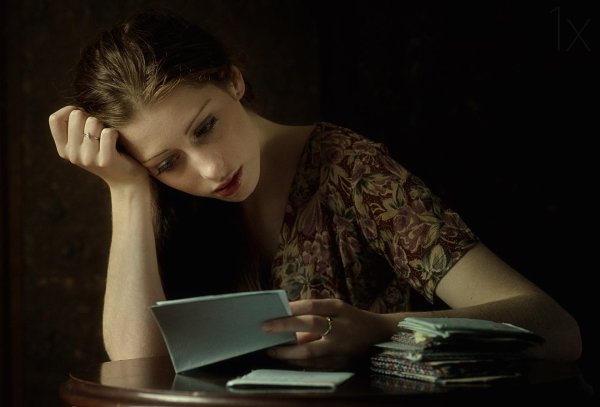 Девушка пишет