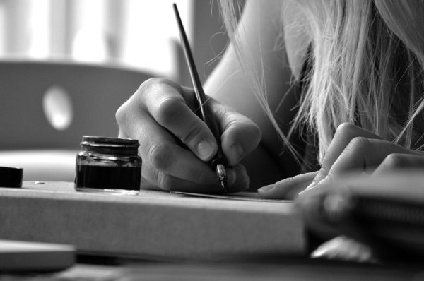 Девушка пишет