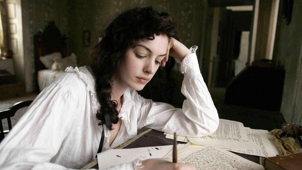 Девушка пишет