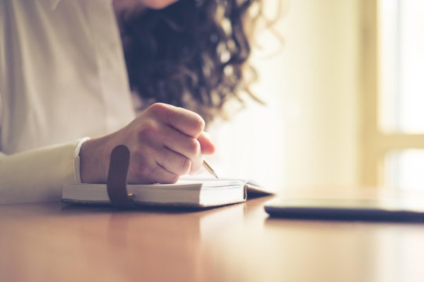 Девушка пишет