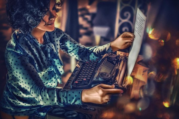 Девушка пишет