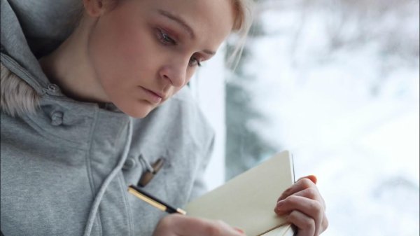 Девушка пишет