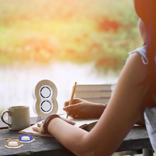 Девушка пишет