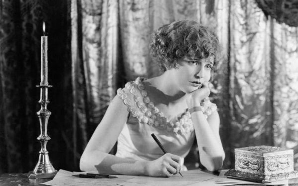 Девушка пишет