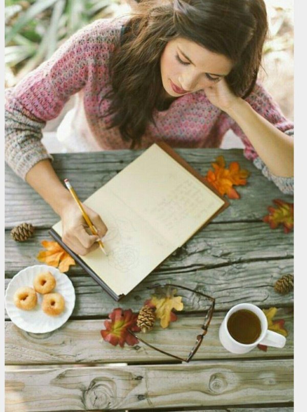 Девушка пишет