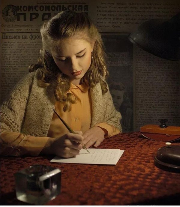 Девушка пишет