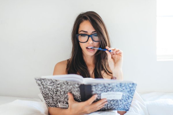 Девушка пишет