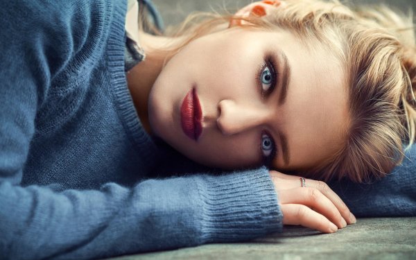 Девушка голубоглазая