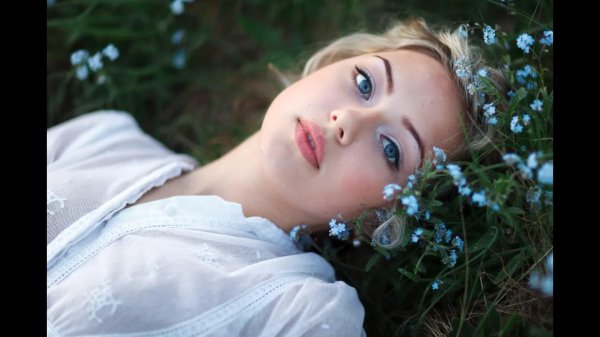 Девушка голубоглазая