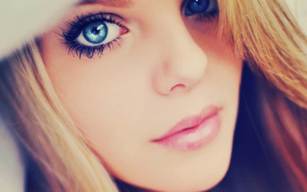 Девушка голубоглазая