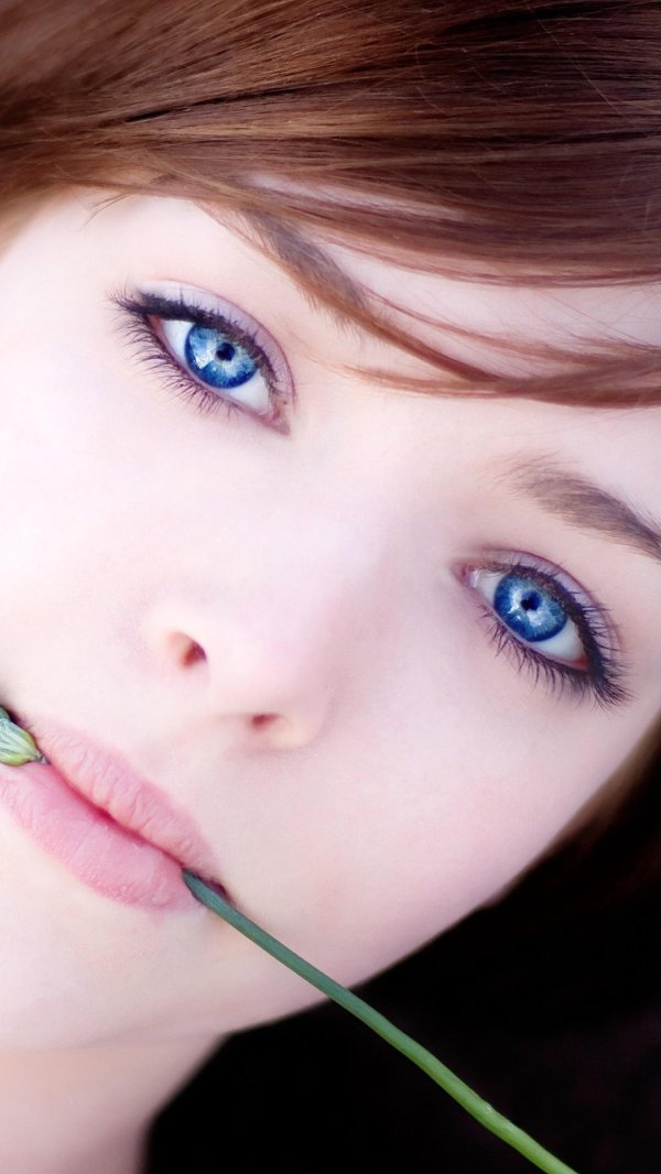 Девушка голубоглазая
