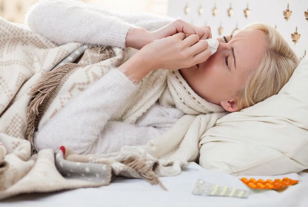 Девушка болеет