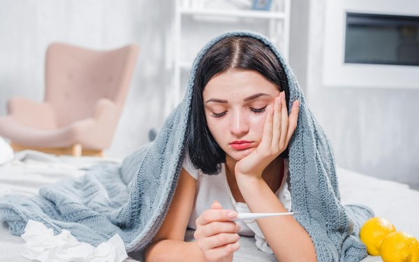 Девушка болеет