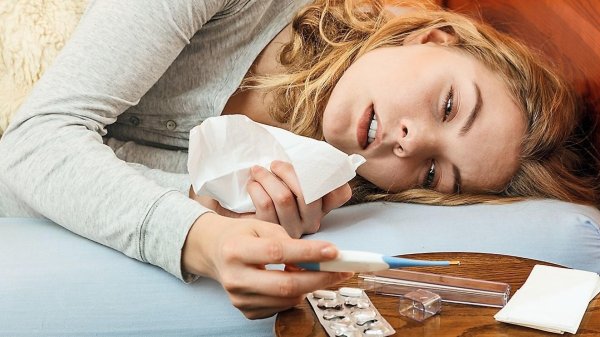 Девушка болеет