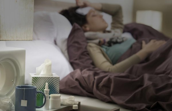 Девушка болеет