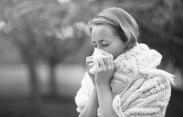 Девушка болеет