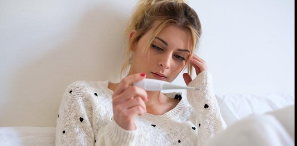 Девушка болеет