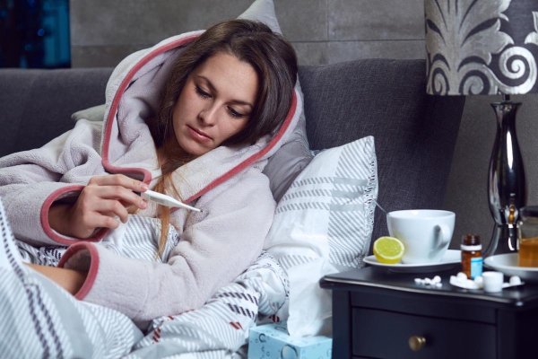 Девушка болеет
