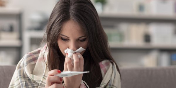 Девушка болеет