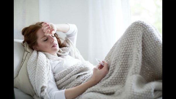 Девушка болеет