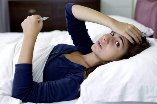 Девушка болеет